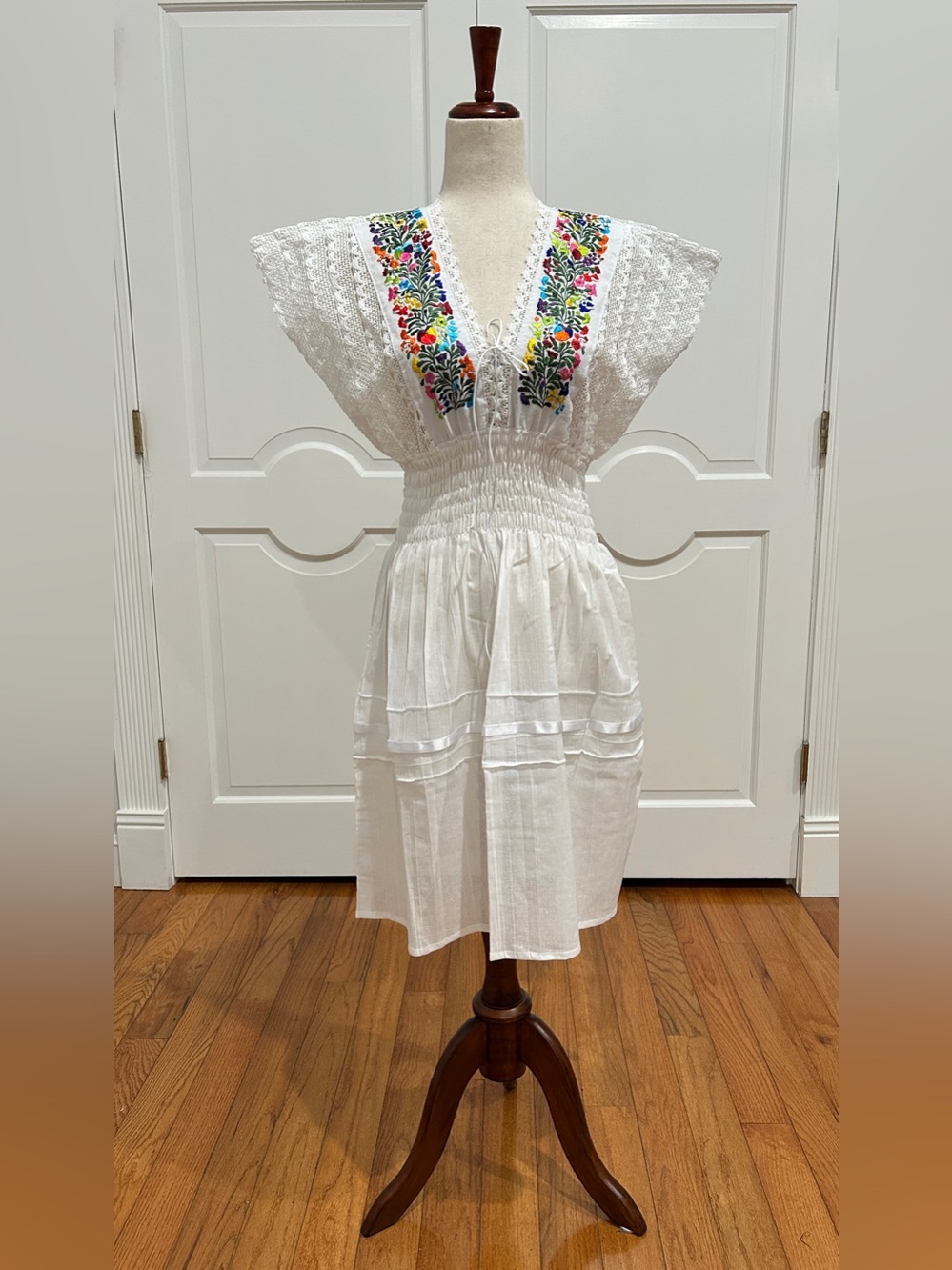 Mexican embroidered dress, hand Embroidered with Silk threads.